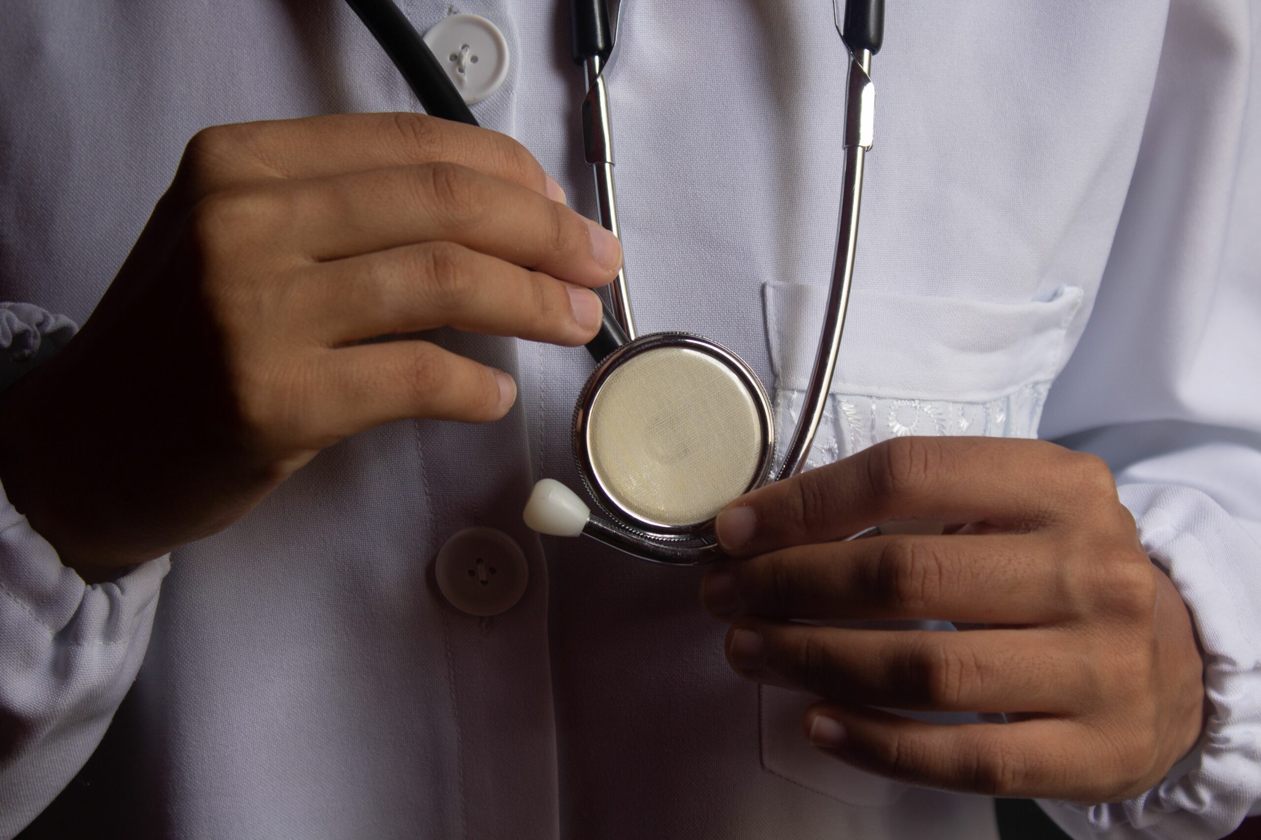mains de docteur scaled