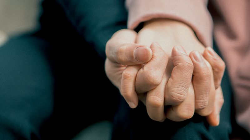 Deux mains l'une dans l'autre, soutien des personnes vivant avec une épilepsie